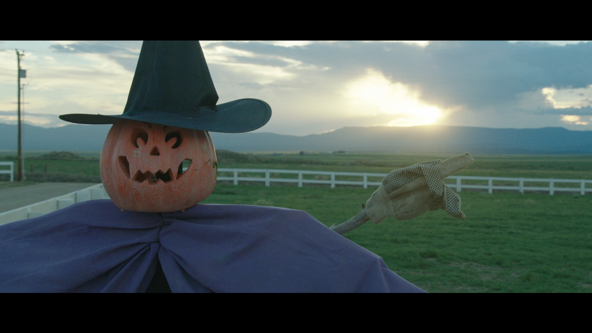 Deleted / Alternate Scenes, Outtake Gag with optional Director commentary