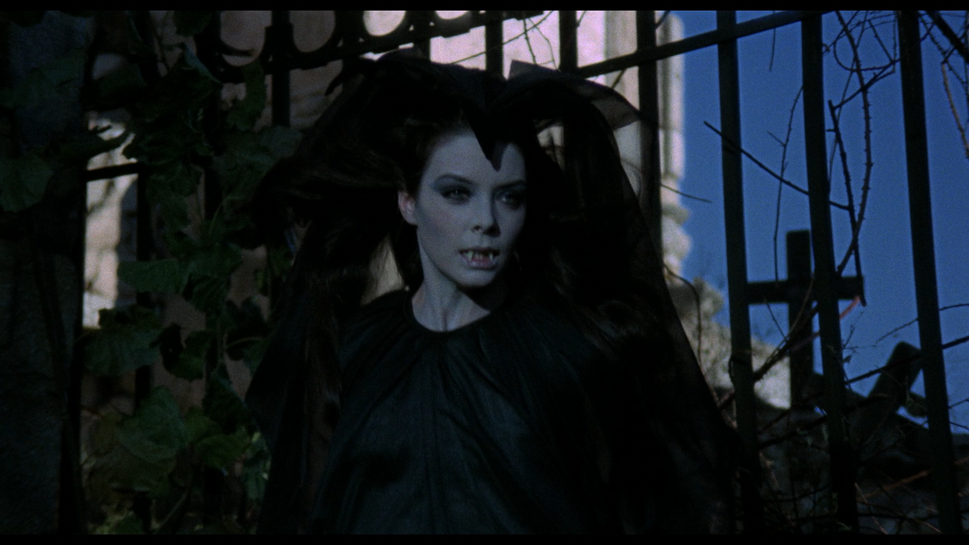 The Werewolf vs. Vampire Woman Spanish clothed cut Blu-ray cap 4