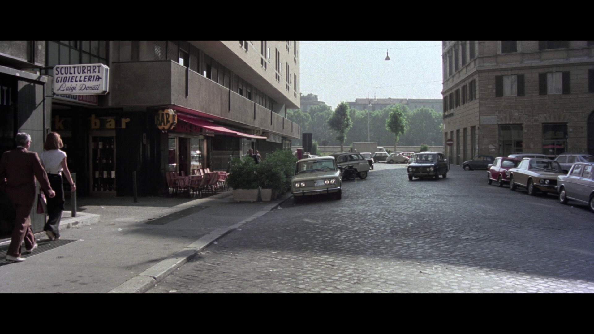 Free Hand for a Tough Cop extended bank robbery scene