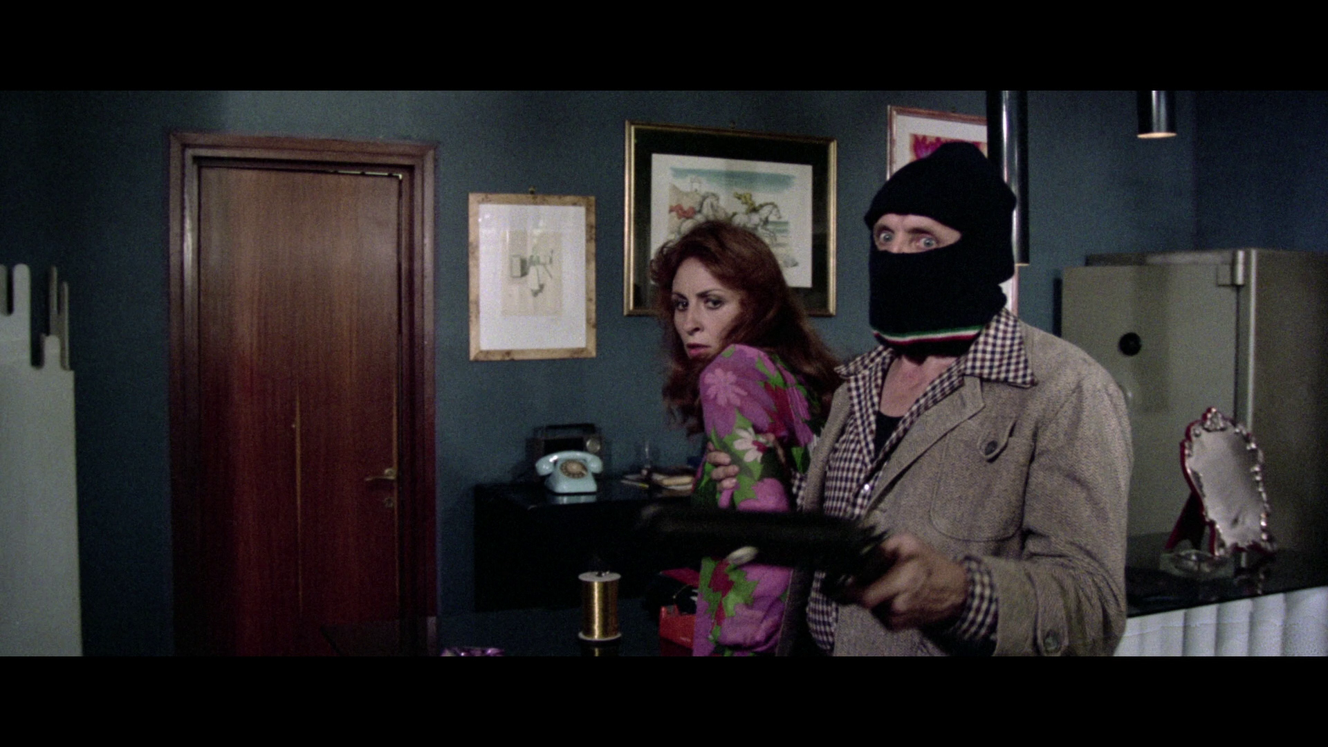 Free Hand for a Tough Cop extended bank robbery scene