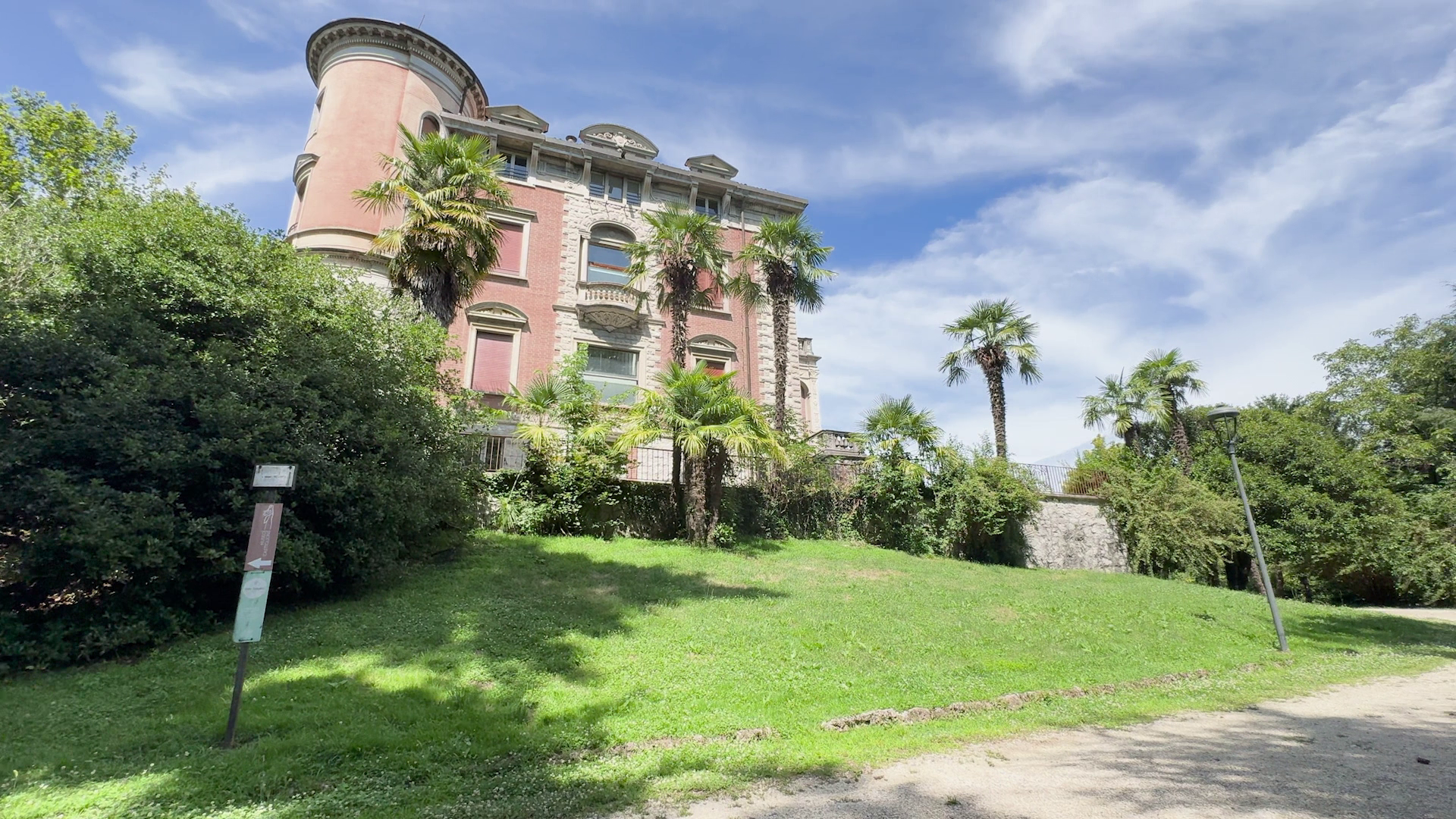 A Hyena in the Safe Mysteries of Villa Toeplitz location featurette